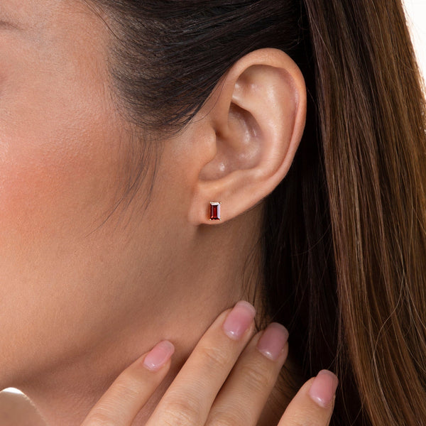 Gemondo Classic Baguette Garnet Claw Set Stud Earrings In 9ct Yellow Gold