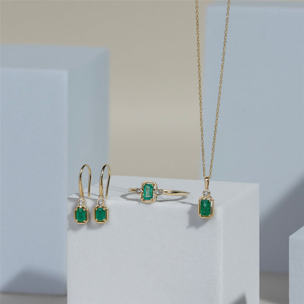 Gemondo Classic Emerald Baguette & Diamond Pendant Necklace In 9ct Yellow Gold