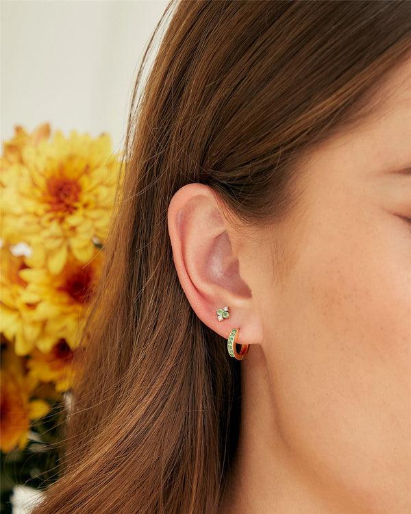 Gemondo Classic Emerald Huggie Hoop Earrings In 9ct Yellow Gold