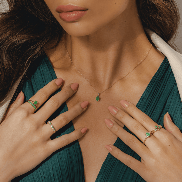 Gemondo Classic Oval Emerald Pendant In 9ct Yellow Gold