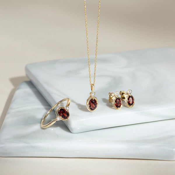 Gemondo Classic Oval Garnet & Diamond Heart Pendant Necklace In 9ct Yellow Gold