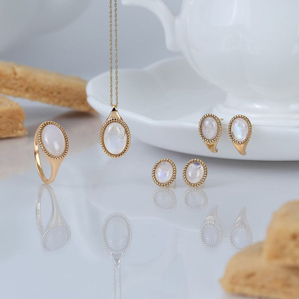 Gemondo Classic Oval Rainbow Moonstone Pendant Necklace In 9ct Yellow Gold