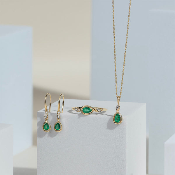Gemondo Classic Pear Emerald & Diamond Pendant Necklace In 9ct Yellow Gold