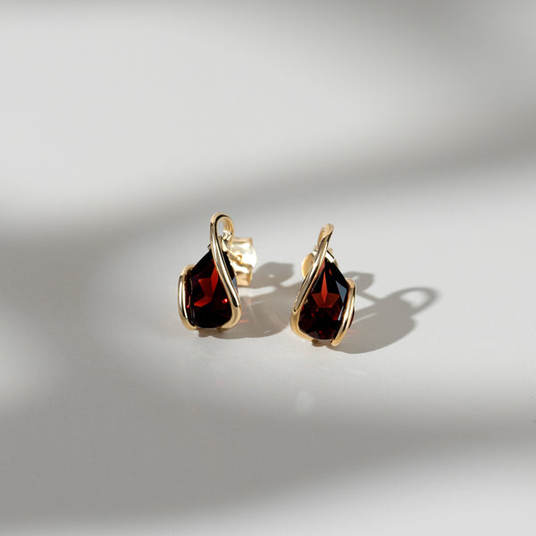 Gemondo Classic Pear Garnet Stud Earrings In 9ct Yellow Gold