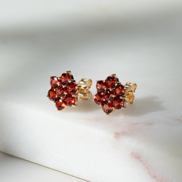 Gemondo Floral Round Garnet Cluster Stud Earrings In 9ct Yellow Gold