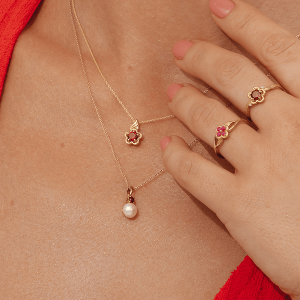 Gemondo Floral Round Garnet & Diamond Pendant In 9ct Yellow Gold