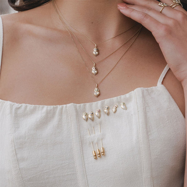 Gemondo Gardenia Emerald And White Sapphire Owl Lapel Pin In 9ct Yellow Gold