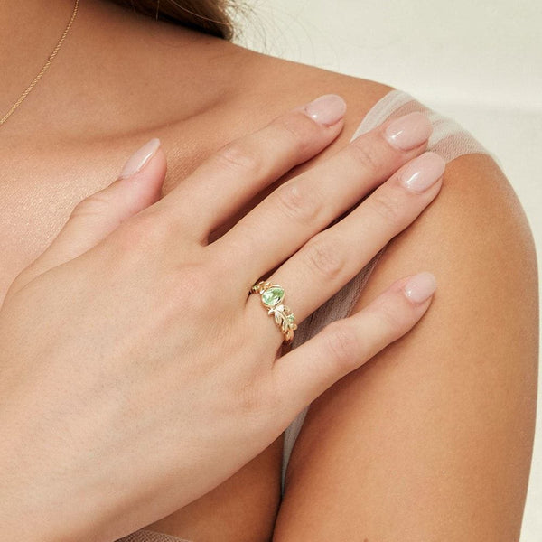 Gemondo O Leaf Peridot Ring In 9ct Yellow Gold
