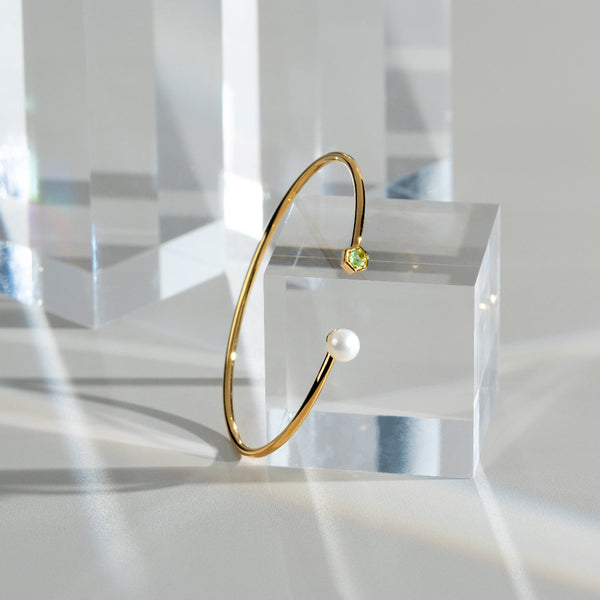 Gemondo Geometric Pearl & Peridot Open Bangle In Gold Plated Silver