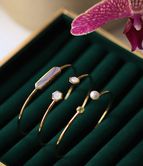 Gemondo Geometric Pearl & Peridot Open Bangle In Gold Plated Silver