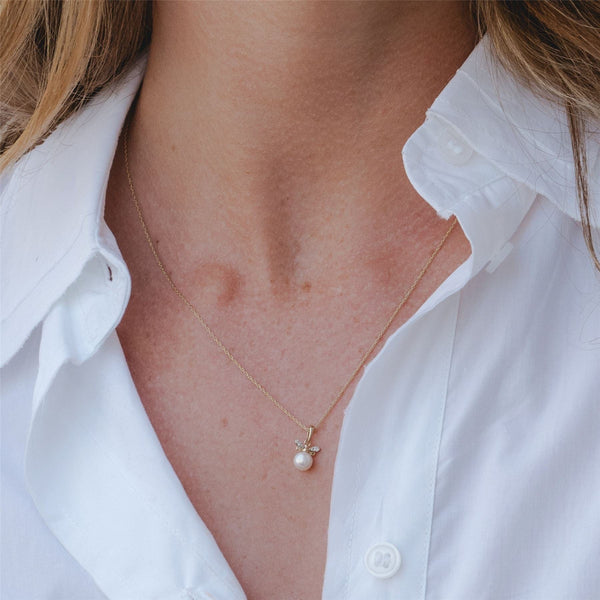 Gemondo Honeycomb Inspired Pearl And Diamond Bee Pendant Necklace In 9ct Yellow Gold