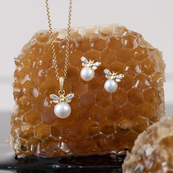 Gemondo Honeycomb Inspired Pearl And Diamond Bee Pendant Necklace In 9ct Yellow Gold