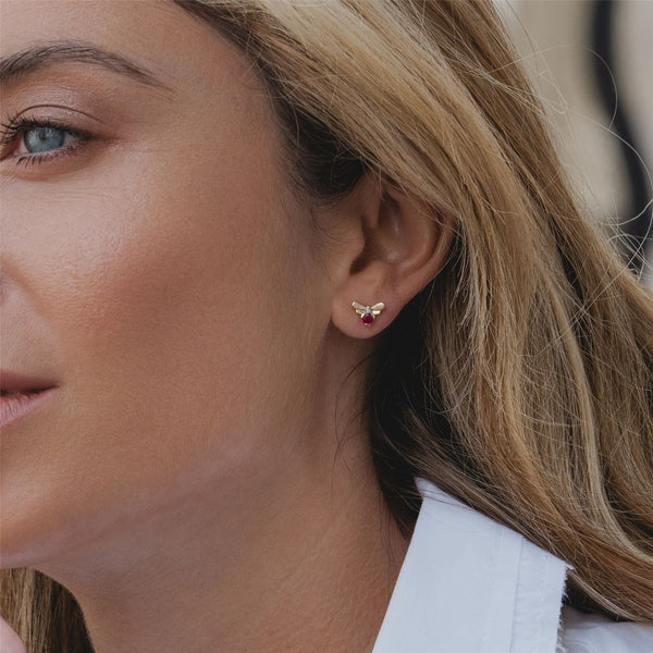 Gemondo Honeycomb Inspired Ruby And Diamond Bee Stud Earrings In 9ct Yellow Gold