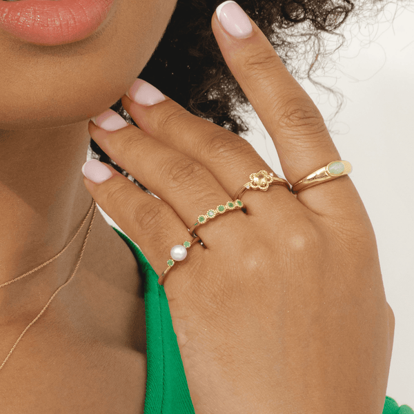 Gemondo Modern Pearl & Round Emerald Ring In 9ct Yellow Gold