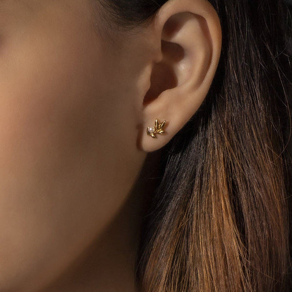 Gemondo O Leaf Pearl Stud Earrings In Gold Plated Sterling Silver