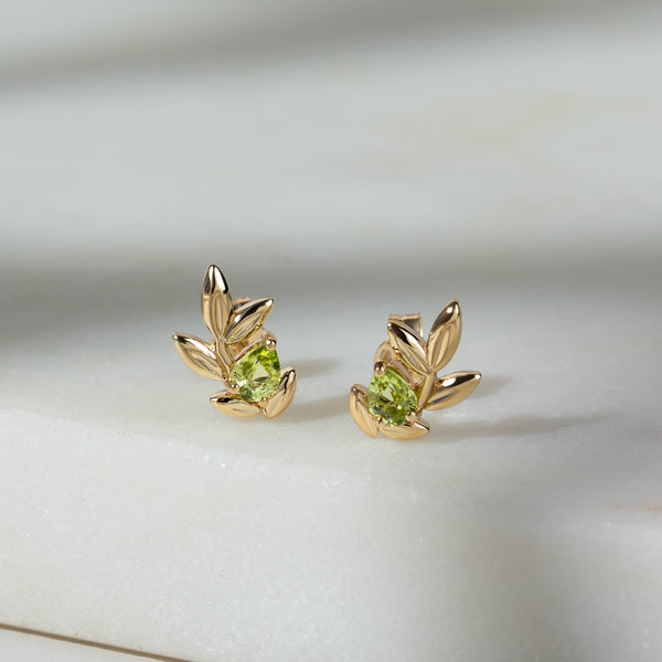 Gemondo O Leaf Peridot Stud Earrings In 9ct Yellow Gold
