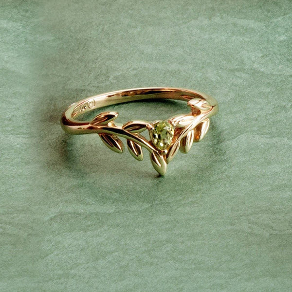 Gemondo O Leaf Peridot Wishbone Ring In 9ct Yellow Gold