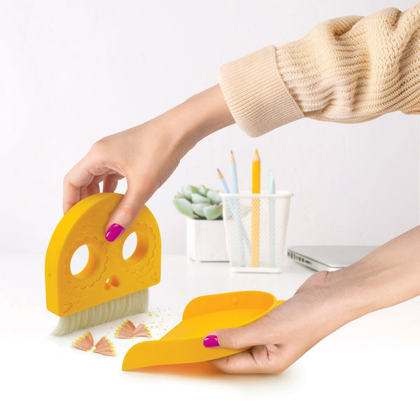 Genuine Fred DEADPAN Dustpan And Brush Set