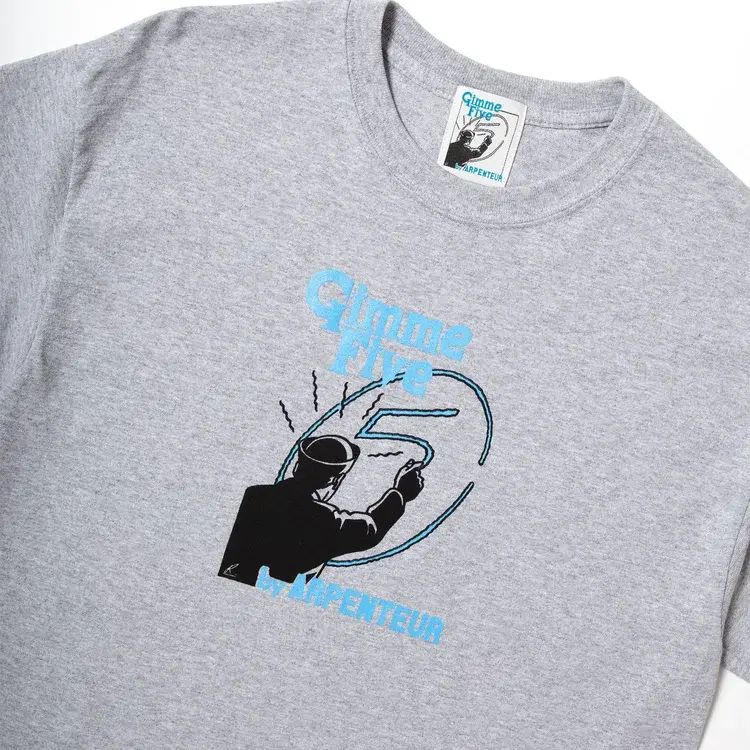 Gimme Five GIMME 5 X ARPRENTEUR CHALK ACTION TEE (HEATHER GREY)