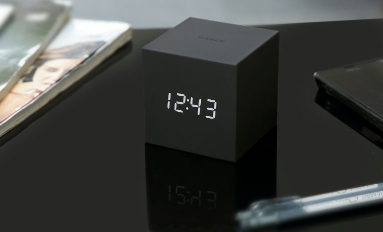 gingko Gravity Cube Click Clock