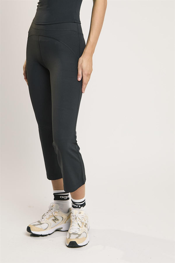 Glamorous Signature Black Capri Leggings
