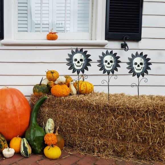 Glitzhome Glitzhome 24"H Set Of 3 Halloween Metal Sunflower Skulls Glow-in-Dark Yard Stake (KD)