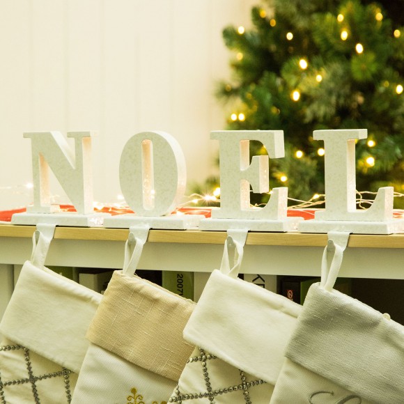 Glitzhome Glitzhome 5.91“H "NOEL" Stocking Holder Set
