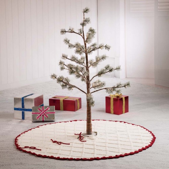Glitzhome Glitzhome 52"D Knitted Polyester White Christmas Tree Skirt With Red Trim Pompom