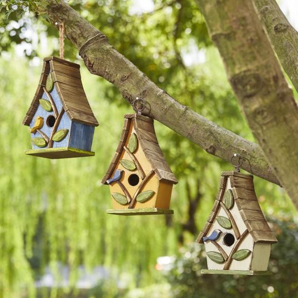 Glitzhome Glitzhome 9.5"H Washed White Distressed Solid Wood Decorative Outdoor Garden Birdhouse With Natural Wood Pallet Roof And 3D Tree