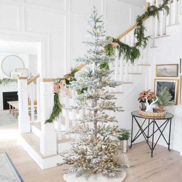 Glitzhome Glitzhome 9ft Deluxe Pre-Lit Flocked Pine Artificial Christmas Tree With 650 Warm White Lights