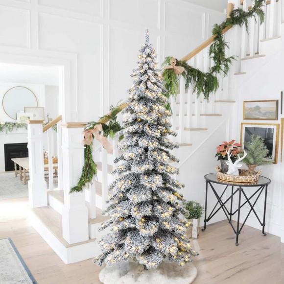 Glitzhome Glitzhome 9ft Pre-Lit Flocked Layered Spruce Artificial Christmas Tree With 500 Warm White Lights