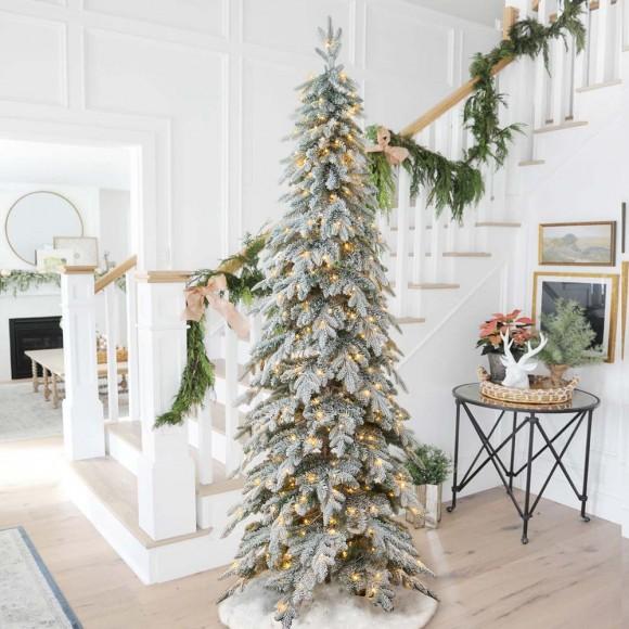 Glitzhome Glitzhome 9ft Pre-Lit Flocked Pencil Spruce Artificial Christmas Tree With 470 Warm White Lights