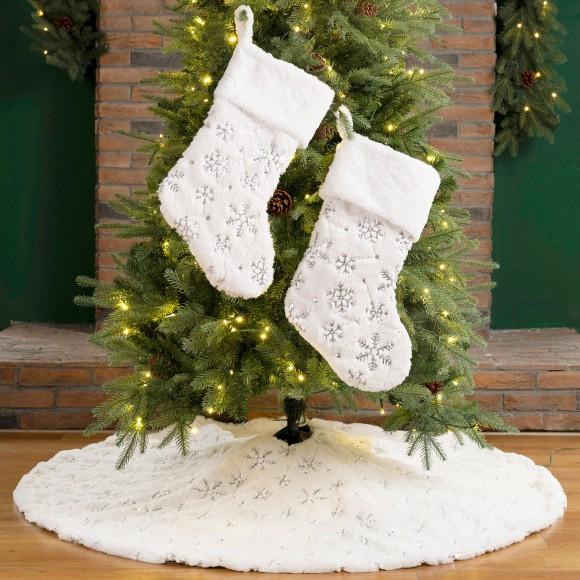 Glitzhome Glitzhome Set Of 3 2 White Plush With Snowflake Christmas Stockings & A Tree Skirt