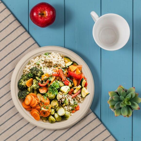 Glitzhome Oak PLUS 10 Inch Natural Compostable & Disposable Sugarcane Plates 300 Pack