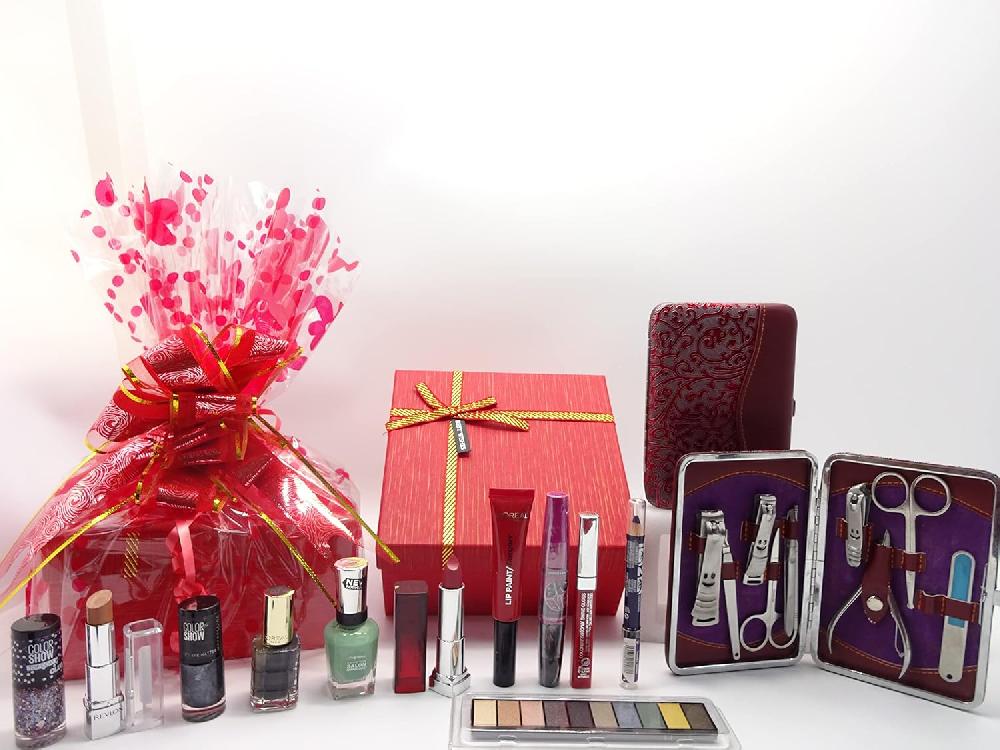 globe trotter Beauty Bundle For Women Make Up Gift Hamper Make Up Bundle Manicure Tool Set Hamper For Women