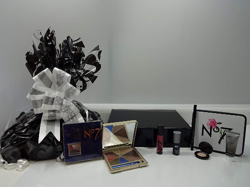 globe trotter Gift Hamper For Her No7 Beauty Bundle Gift Set For Her
