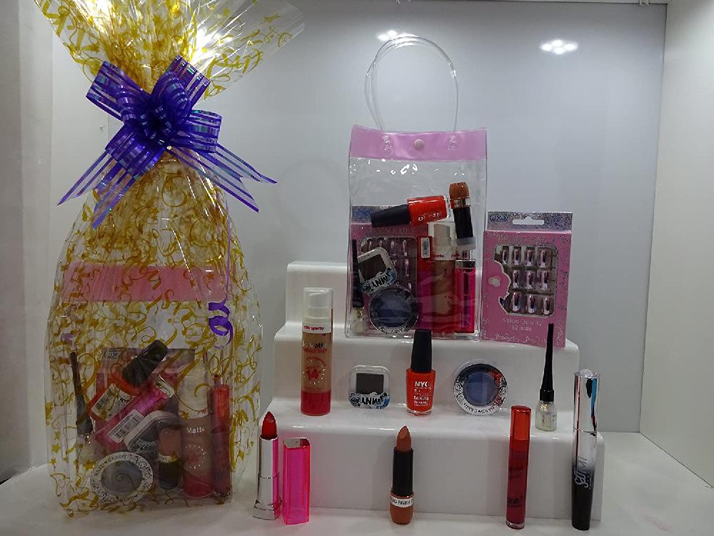 globe trotter Hamper Make Up Bundle For Women Face Lips Eyes Nails Transparent Make Up Case