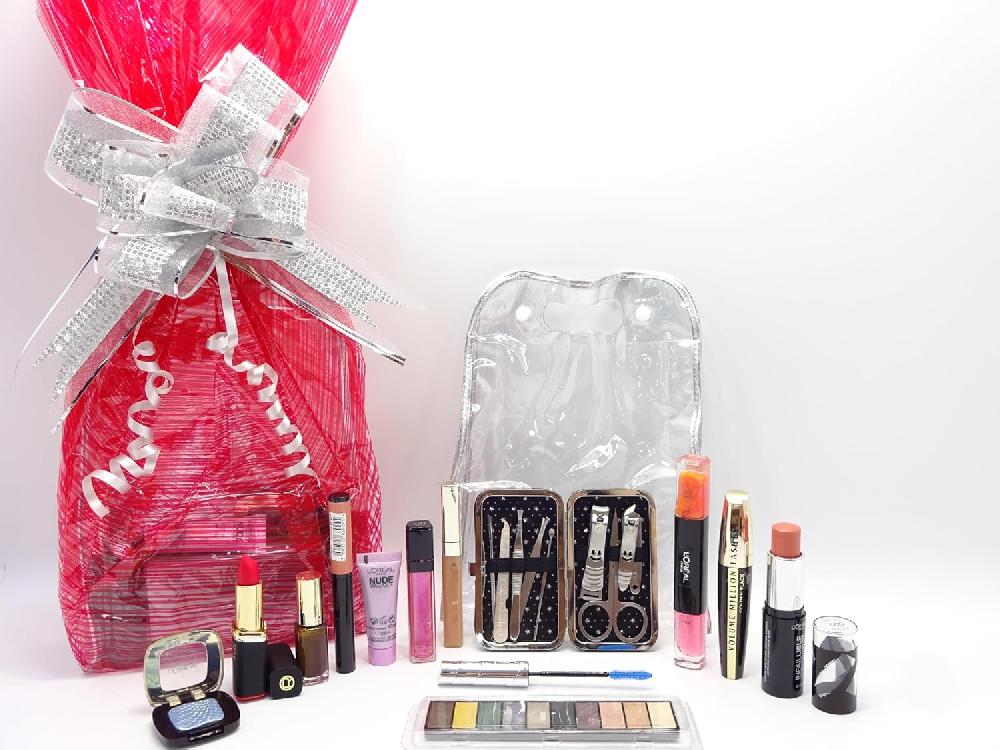 globe trotter L'Oreal 10pc Glamour Beauty Gift Box Gift Hamper