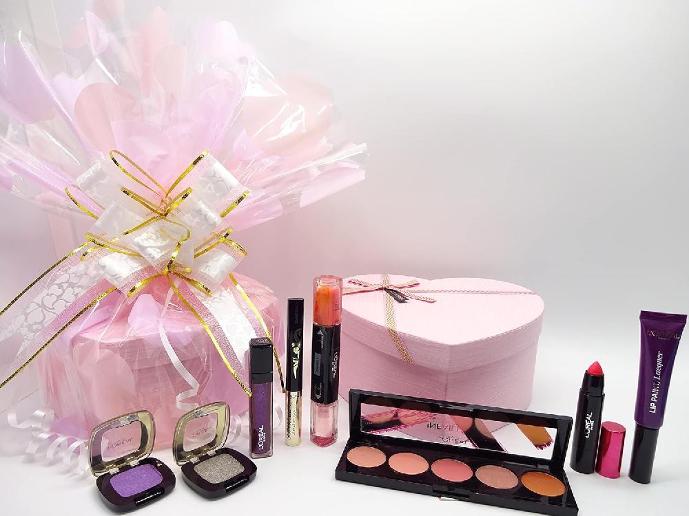 globe trotter L'Oreal Glam Beauty Bundle Gift Box Gift Hamper Eyeshadow Nail Polish Lips Blush Palette Kit
