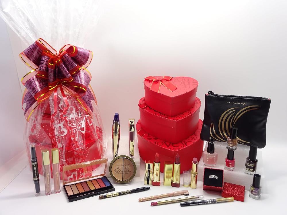 globe trotter Max Factor Gift Set Hamper For Her 21pc Beauty Bundle Makeup Beauty Box Gift With Makeup Bag 3-Tier Stunning Gift For Women