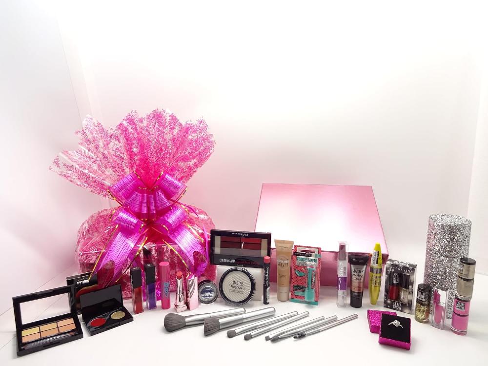 globe trotter Maybelline 21-Piece Beauty Bundle Make Up Gift Box For Women Luxury Christmas Gift Hamper For Her + 7pc Kabuki Brushes & Crystal Ring Included