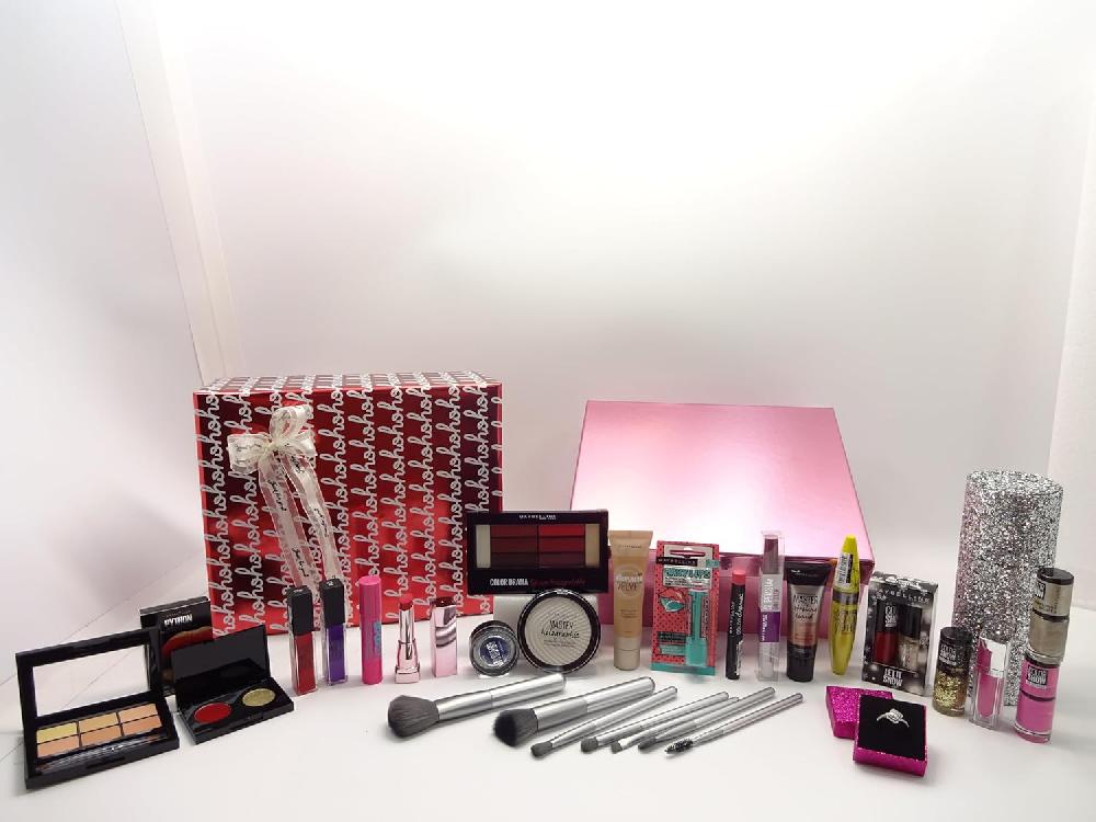 globe trotter Maybelline 21-Piece Makeup Gift Set for Women Christmas Luxury Beauty Box Crystal Ring & 7pc Kabuki Brushes Included