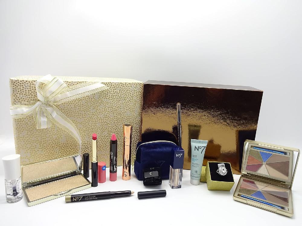 globe trotter No7 Gift Set For Her Luxurious Gift Set Gift Wrapped