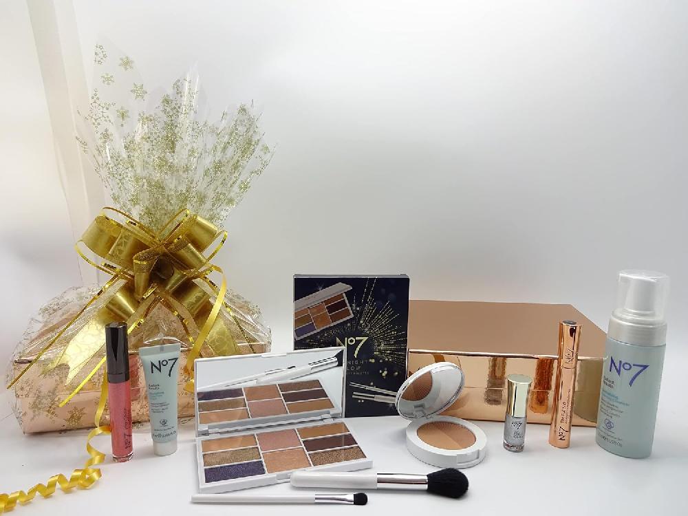 globe trotter No7 Glamorous Collection Make Up & Skincare Beauty Bundle Collection Gift Box Hamper