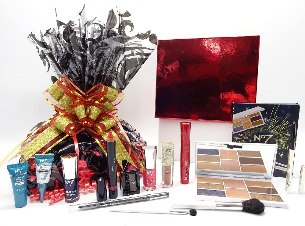 globe trotter No7 Glamourous Beauty Collection Gift Set Gift Box Hamper