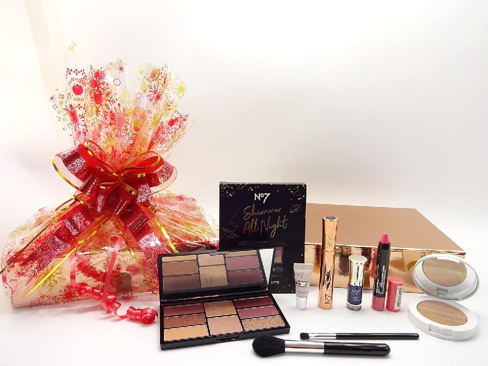 globe trotter No7 Glamourous Collection Beauty Bundle Gift Hamper globe trotter No7 Glamourous Collection Beauty Bundle Gift Hamper