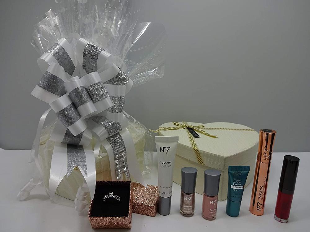 globe trotter No7 Lovers Day Gift Beauty Collection Gift Box Set Gift Hamper For Her