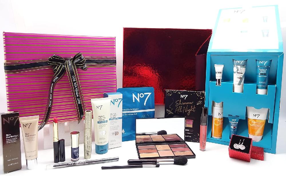 globe trotter No7 Luxury Beauty Blockbuster Skincare & Make Up Gift Box Present Wrapped