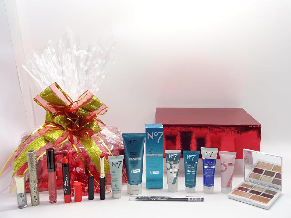 globe trotter No7 Luxury Beauty Bundle Makeup & Skincare Gift Set For Her - Gift Hamper for Women with Premium Skincare Festive Wrapping and Elegant Presentation