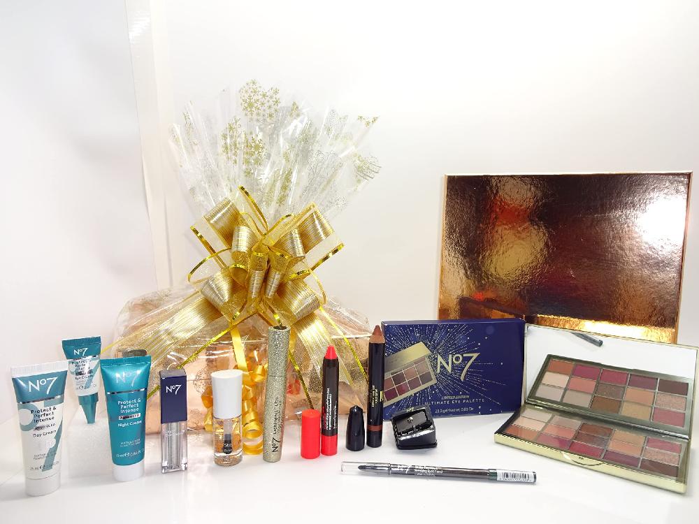 globe trotter No7 Luxury Beauty Skincare & Make Up Collection Gift Set globe trotter No7 Luxury Beauty Skincare & Make Up Collection Gift Set